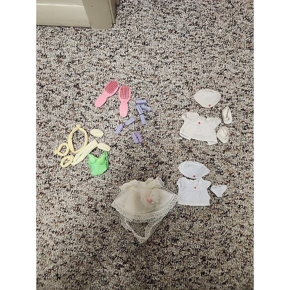 Lot Of Troll Accessories And Dresses - Picture 1 of 6